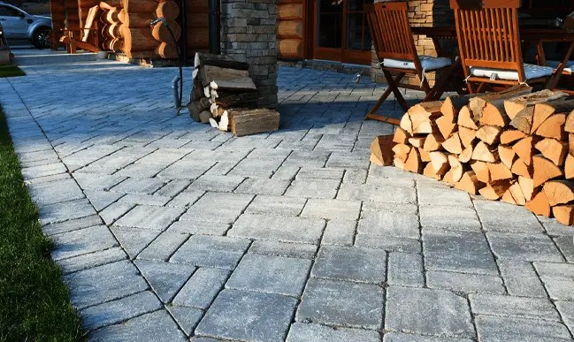Realizace moderní terasy s kvalitní šedou dlažbou - Dlažby FM